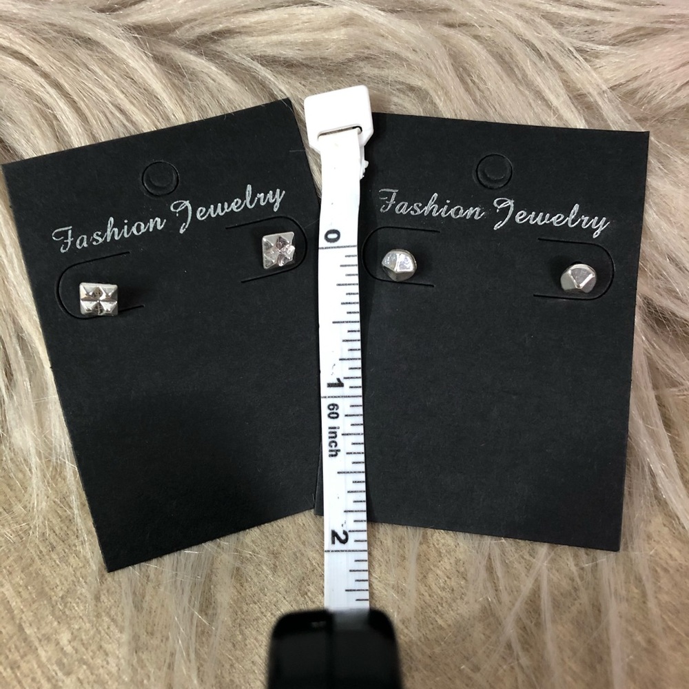 5/$25 H&M earring bundle - Picture 4 of 4